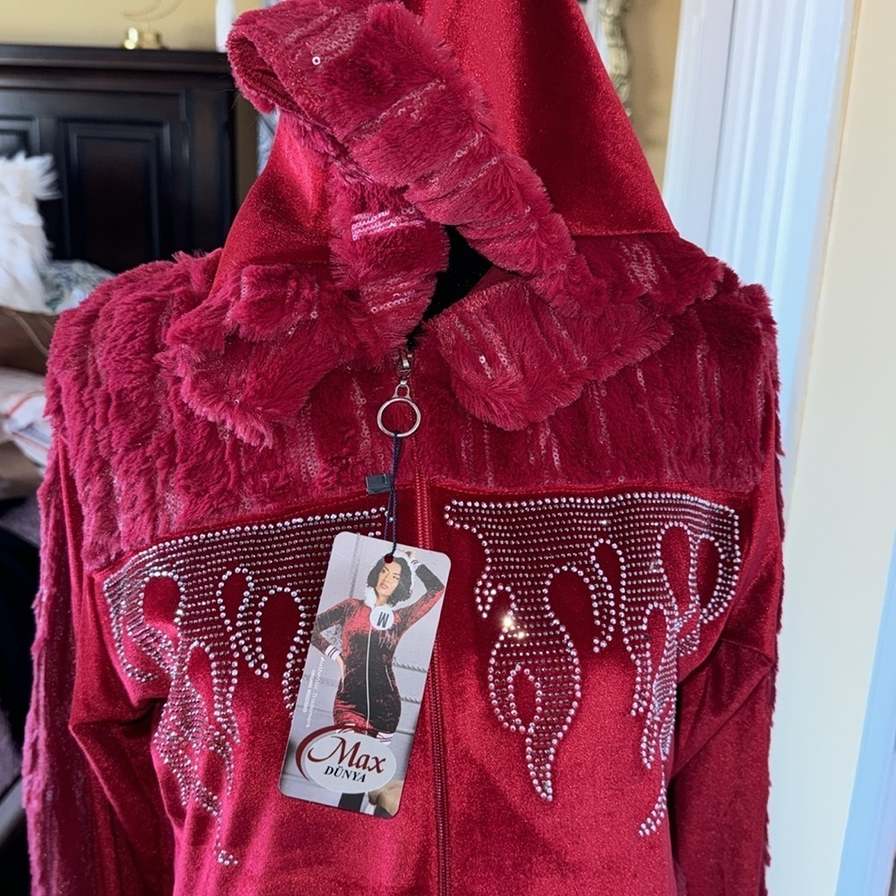 BRAND NEW HOLIDAY SET WOMENS SIZE MEDIUM VERY COZY AND luxurious - Picture 8 of 13